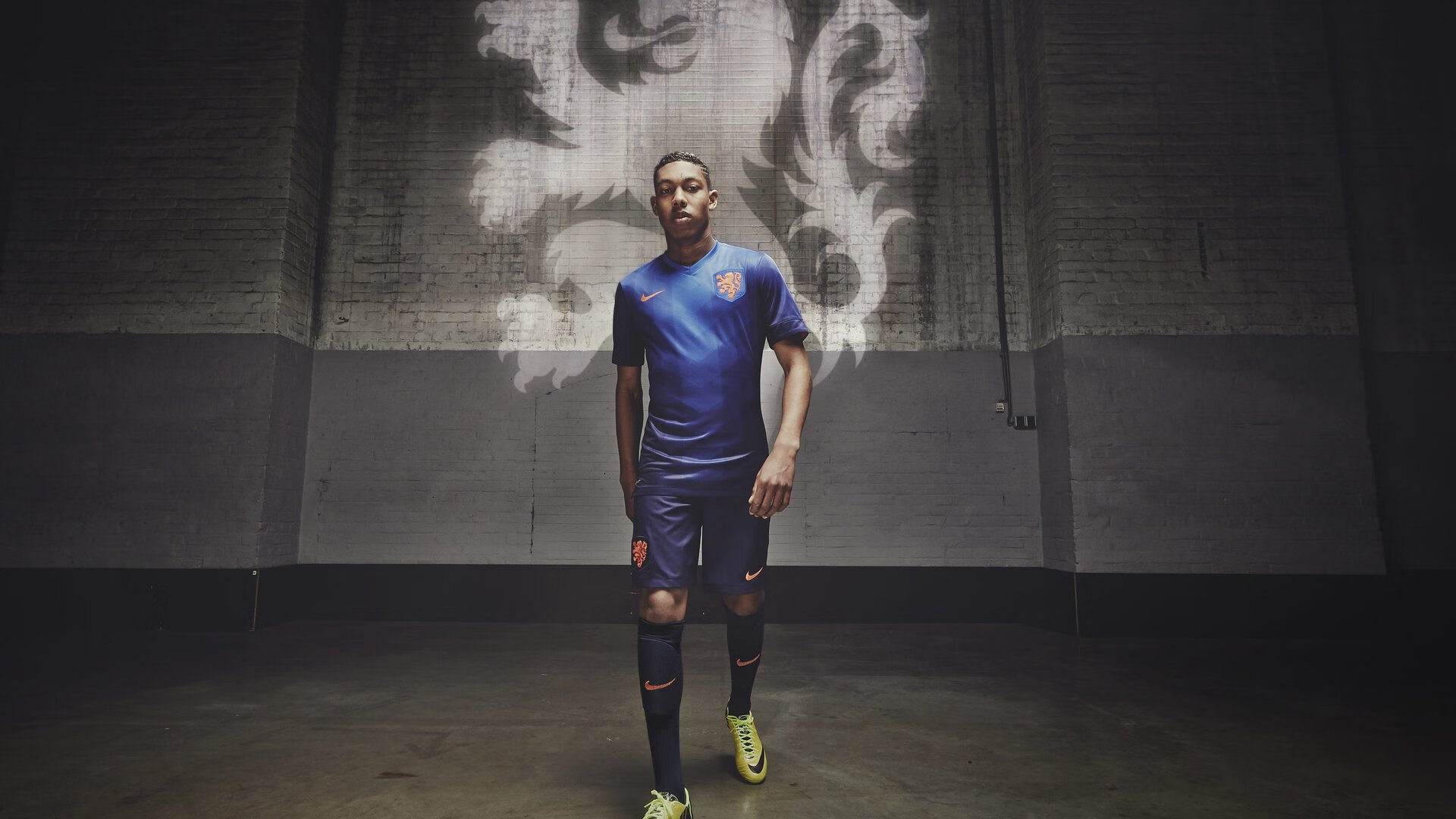 开云官网-绝境之王！弗拉霍维奇年度德比独造两球，尤文逆转国米重登意甲之巅