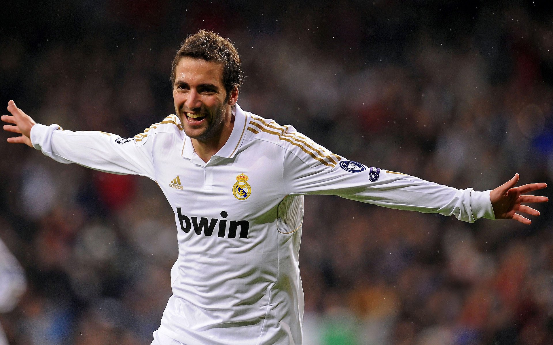 世纪绝杀!39岁皮克头槌定江山,西班牙加冕巅峰对决,莱比锡红牛悲壮倒下